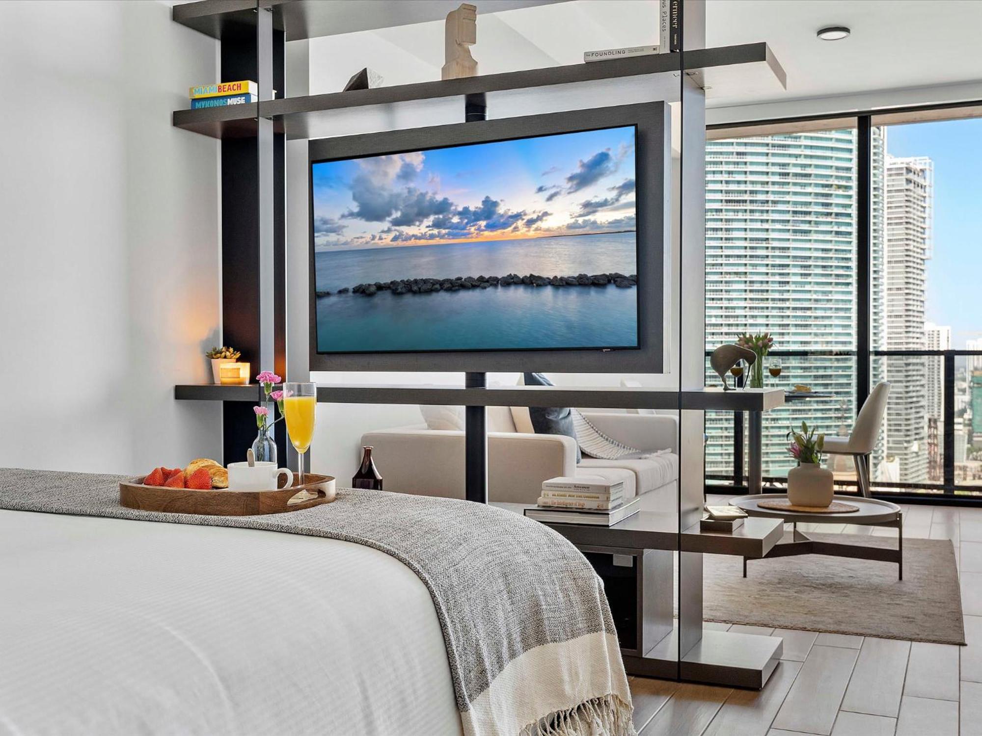 Mvr - Live The High Life In Downtown Apartment *