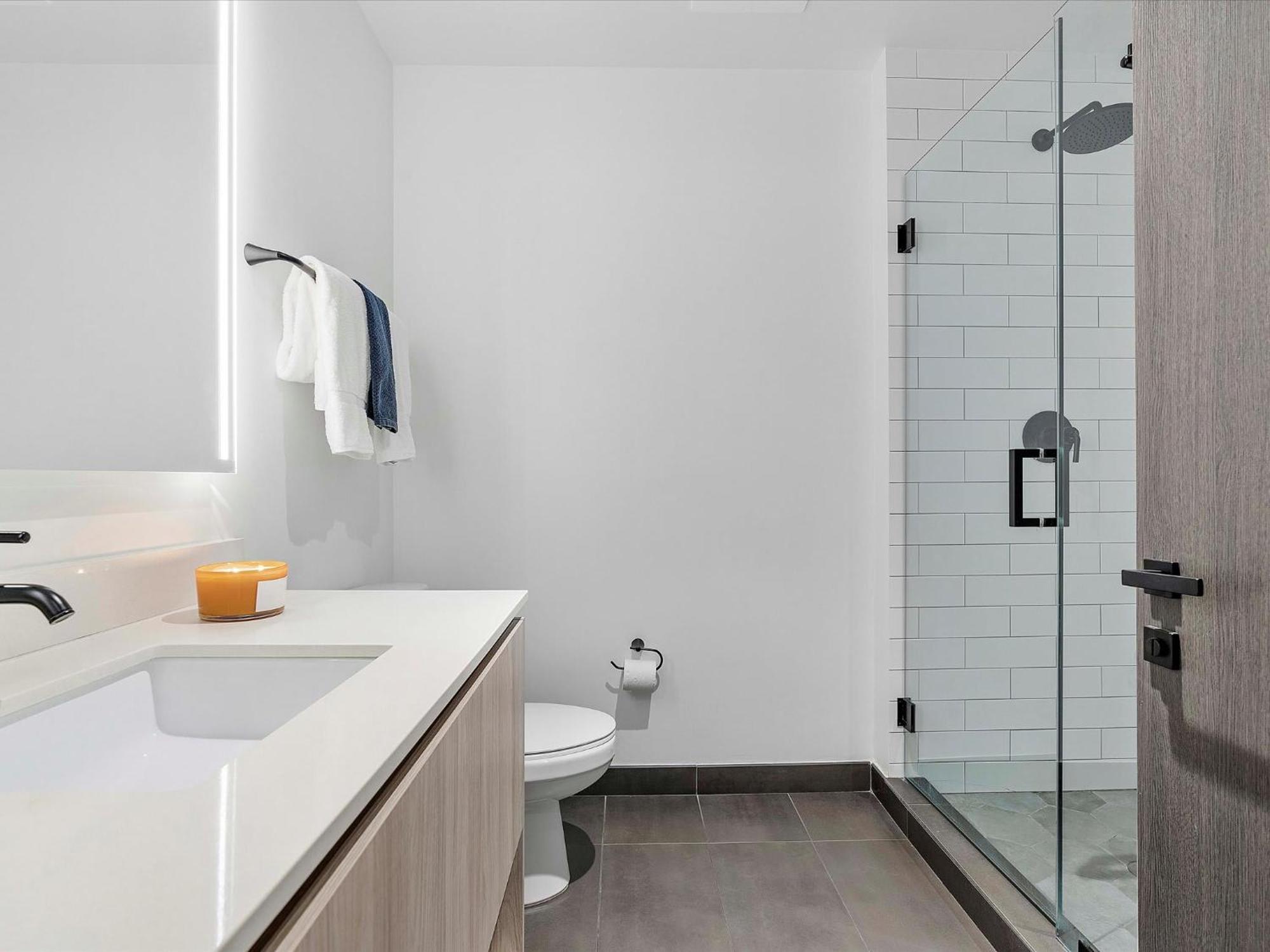 Mvr - Live The High Life In Downtown Apartment