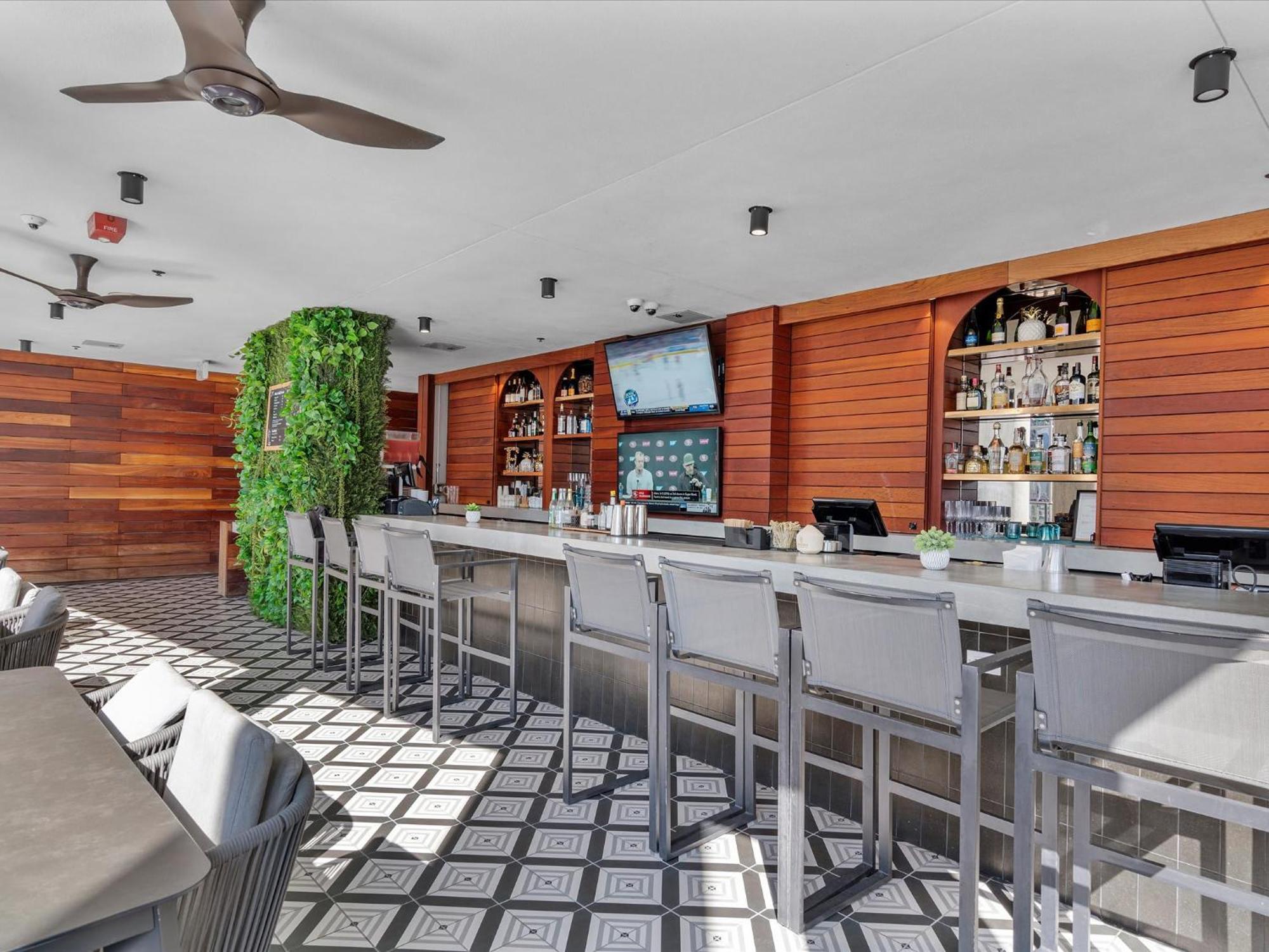 Apartment Mvr - Live The High Life In Downtown