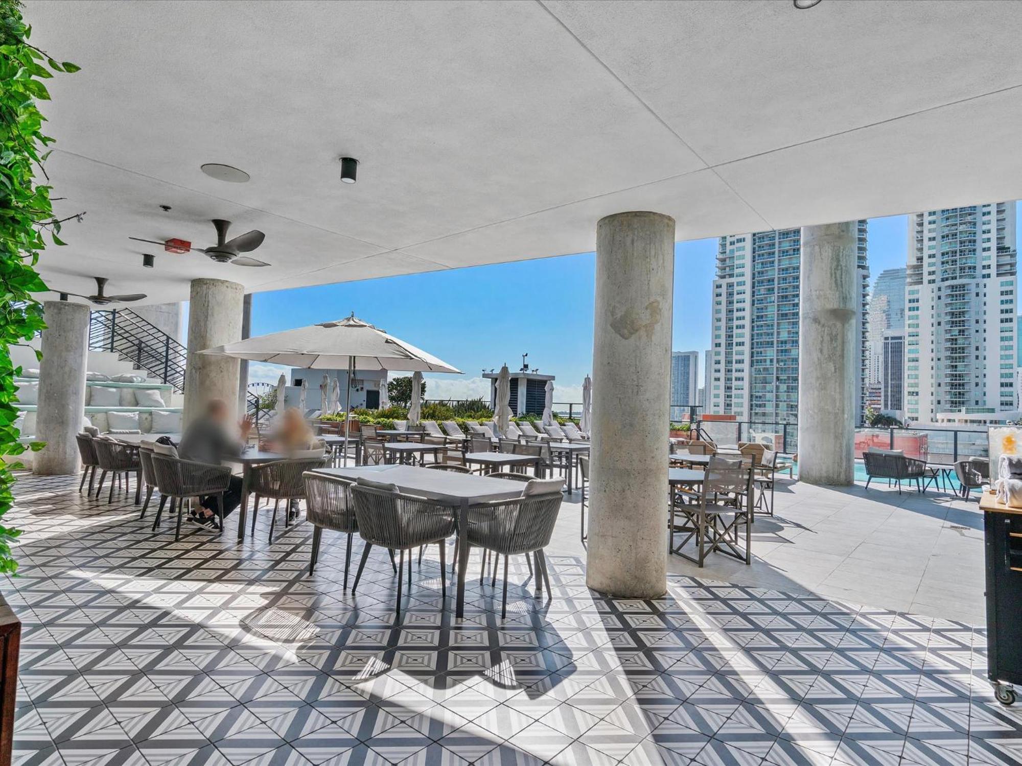 Mvr - Live The High Life In Downtown Apartment *